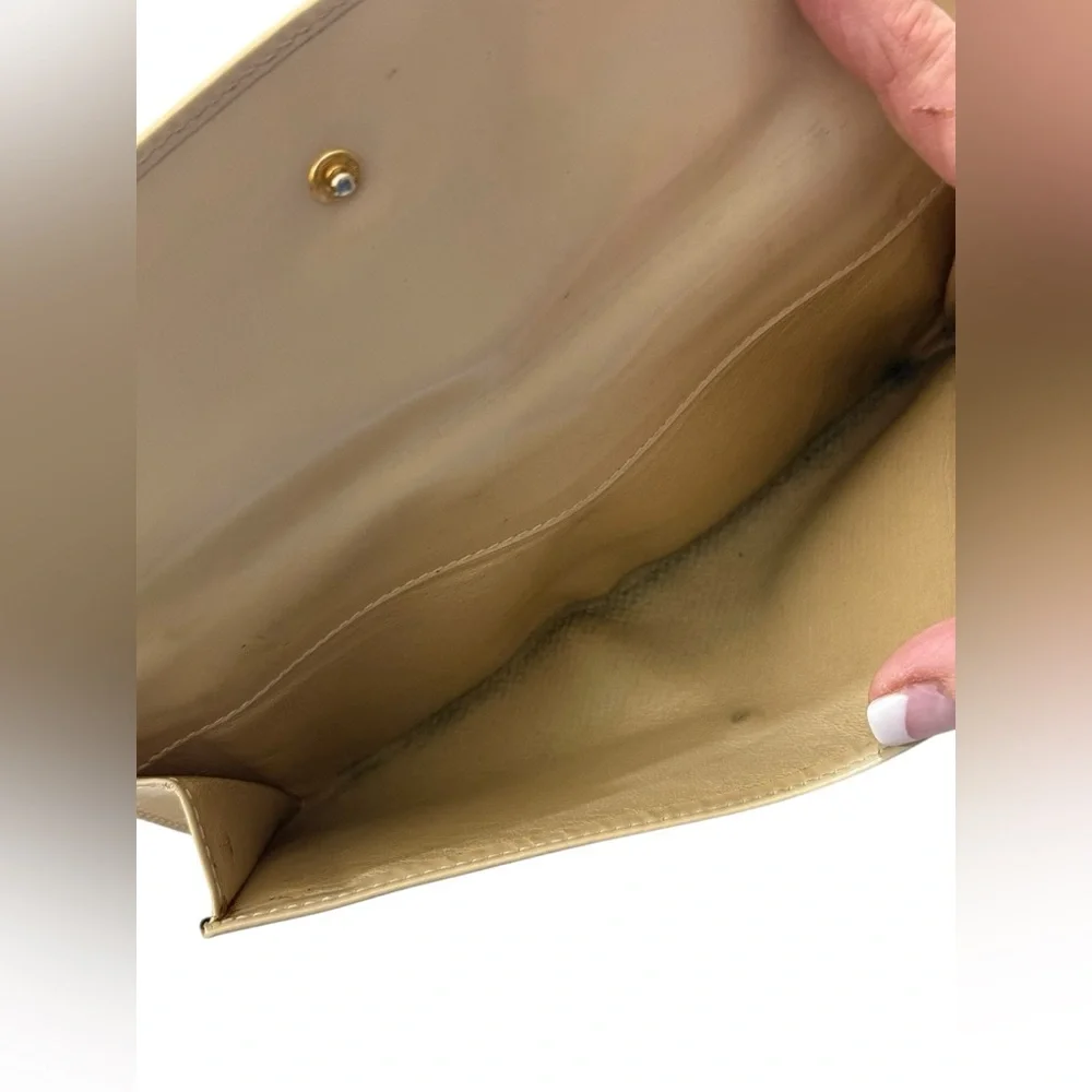 Gucci Vintage Patent Leather Wallet – Beige Nude Tab Clasp – 1980s - Picture 8 of 12